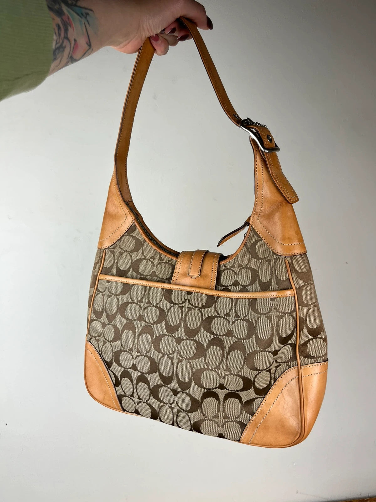 Coach Signature Clip Hamptons Hobo 8K03