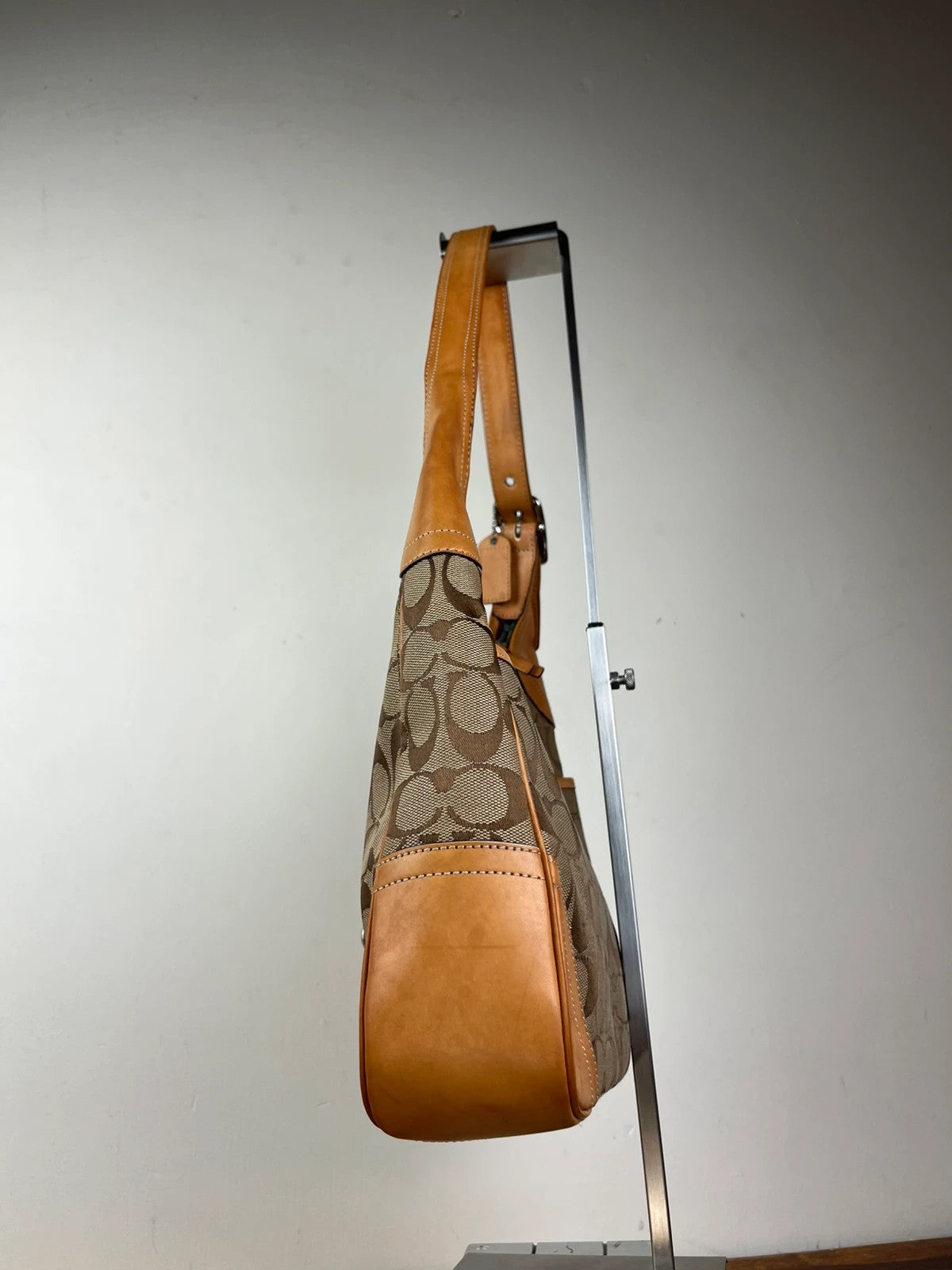 Coach Signature Clip Hamptons Hobo 8K03