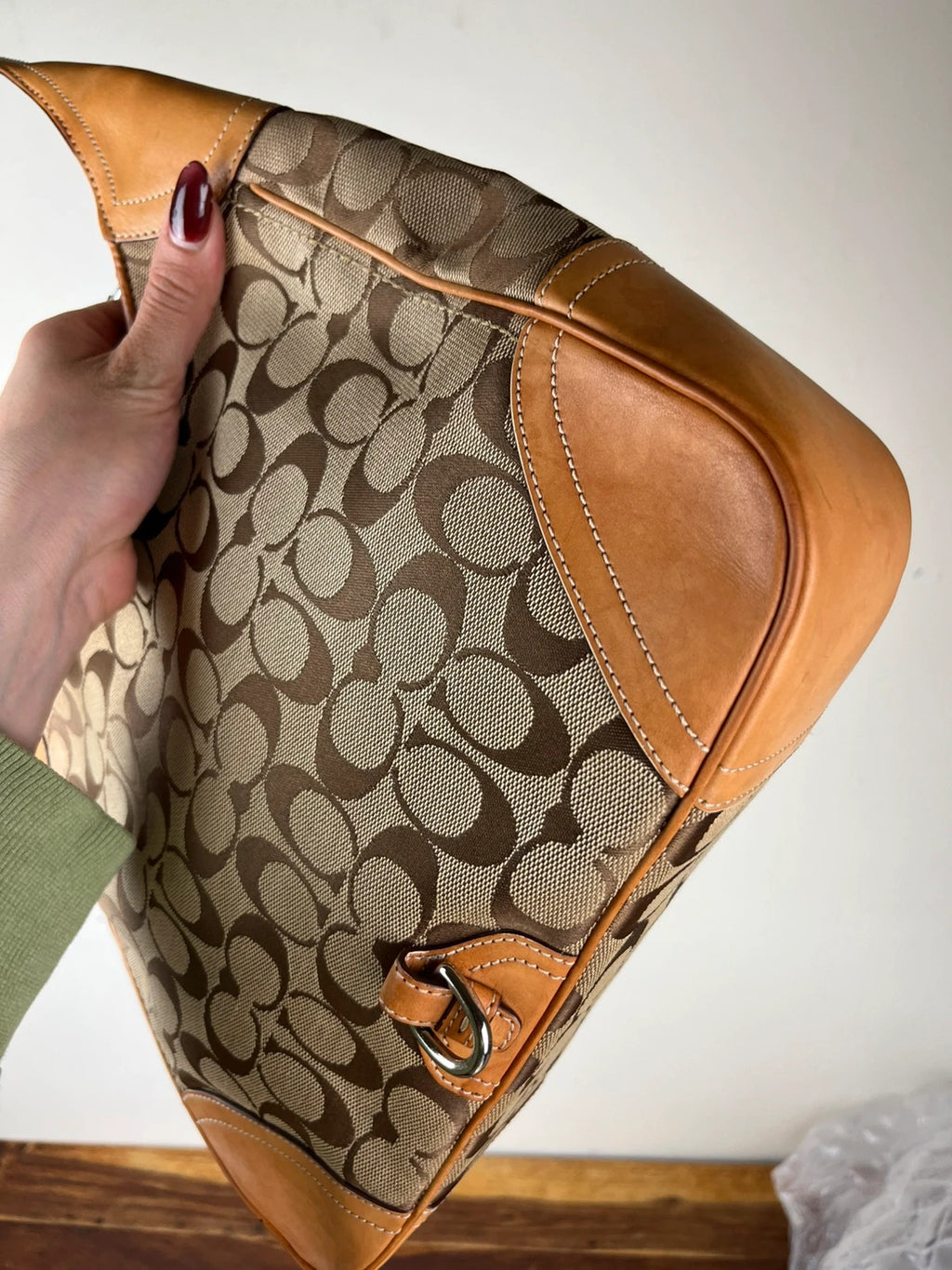 Coach Signature Clip Hamptons Hobo 8K03
