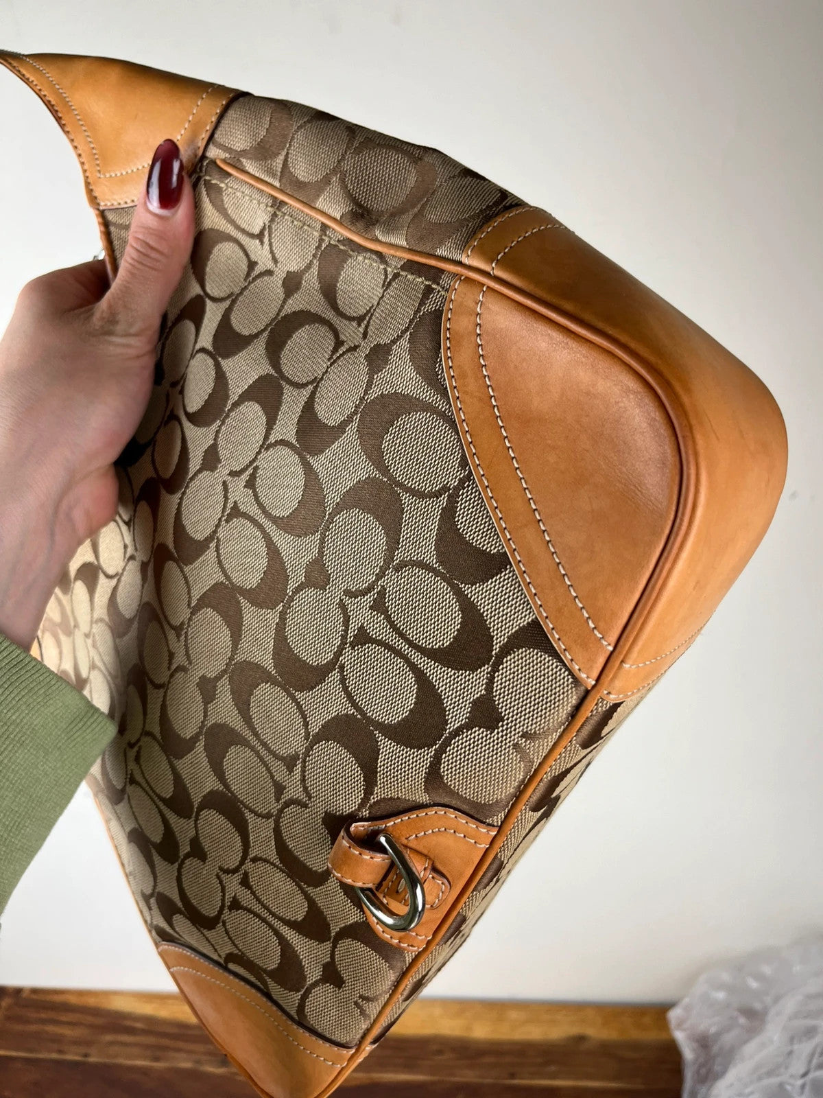 Coach Signature Clip Hamptons Hobo 8K03