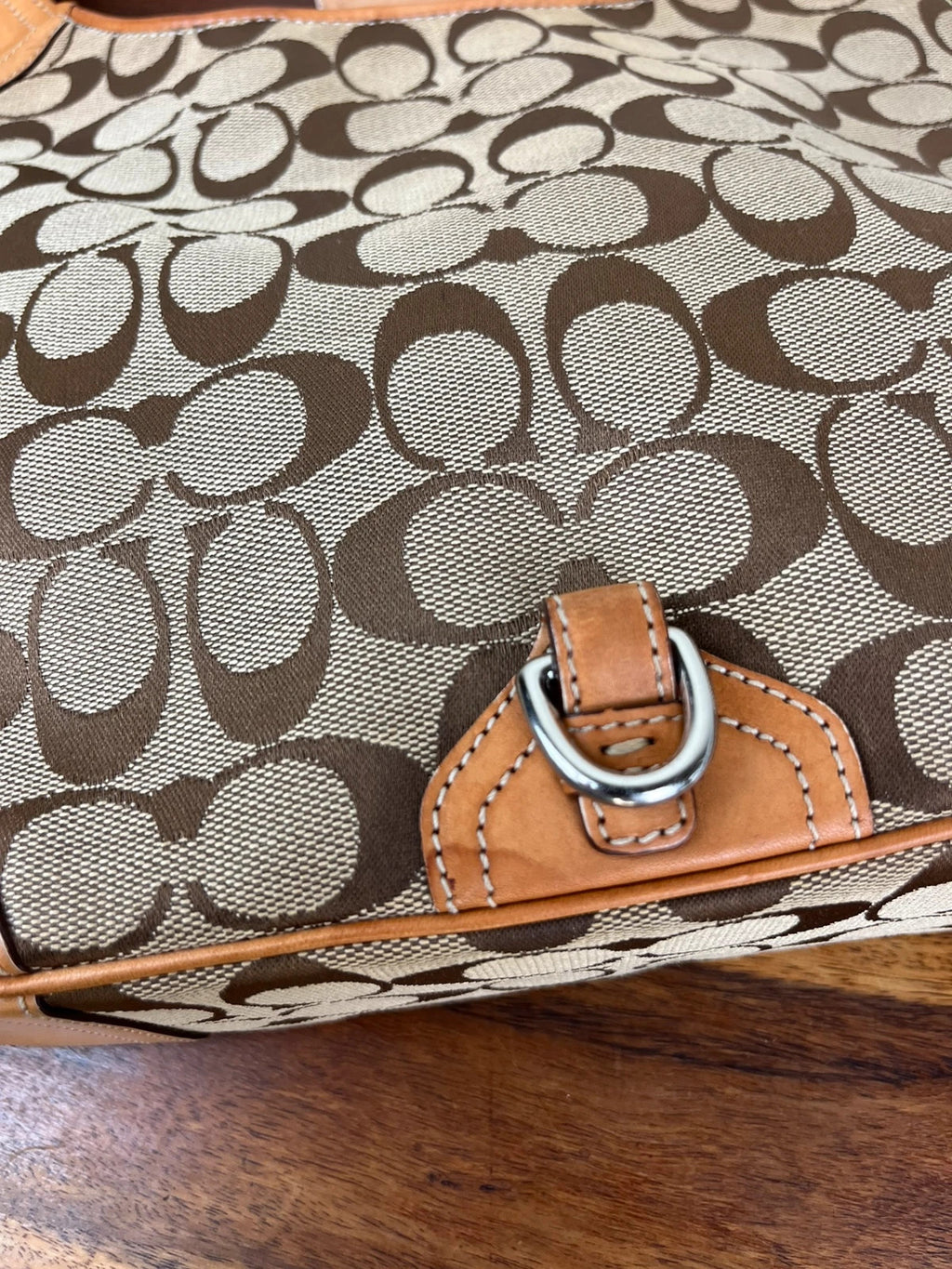 Coach Signature Clip Hamptons Hobo 8K03