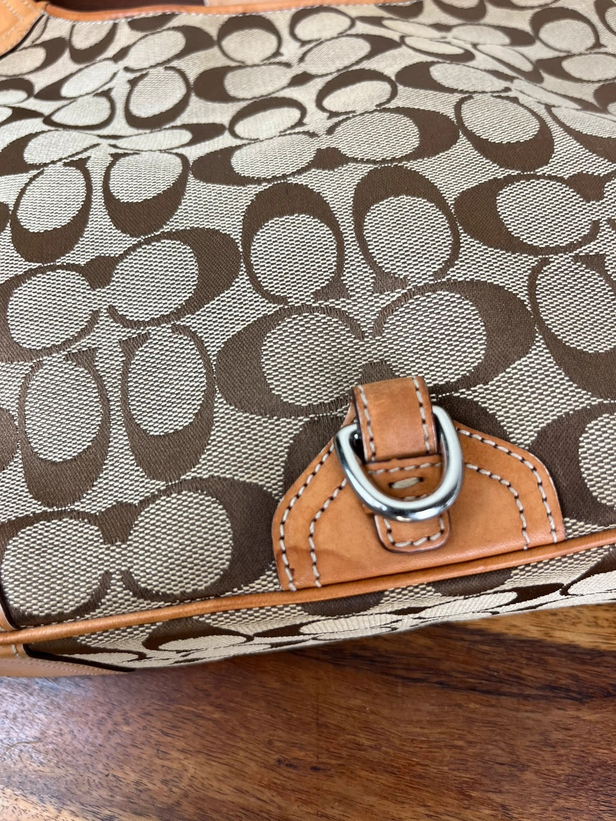 Coach Signature Clip Hamptons Hobo 8K03