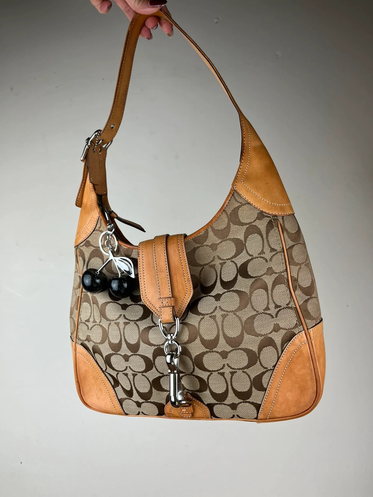 Coach Signature Clip Hamptons Hobo 8K03
